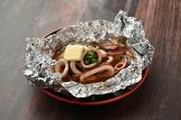 スルメイカをワタと一緒にホイルに包み焼きあげたバター焼きです。