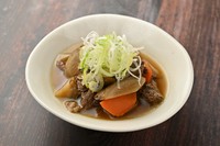 ほろほろになるよう二段階で炊き込んだ味噌仕立ての牛すじ煮込みです。