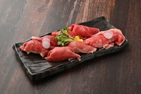 当店の肉寿司は炙ってからの提供になります。