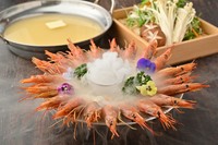 西京味噌スープに濃厚な海老味噌を溶け込ませた特製出汁で、生で食べられるぷりっぷりの赤海老をしゃぶしゃぶにしてください。提供時にはちょっとした演出がございます。