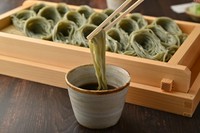 つなぎに布海苔という海藻を使ったお蕎麦です。新潟県越後地方でへぎと呼ばれる杉で作られた容器に盛り付けて提供されることからこう呼ばれています。小 1～2人前:1298円／中 3～4人前:2596円／大 5～6人前:3894円