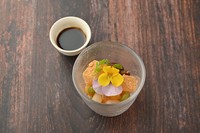 きな粉たっぷりのわらび餅ともちっとしたかのこ豆を黒蜜でお召し上がりください。