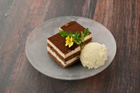 濃厚でなめらかなくちどけのティラミスにバニラアイスを添えて。