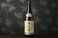 丁寧な低温醸造に由来する吟醸。香が香る爽やかさが特徴です。飲み飽きしない磯自慢定番の本醸造酒。（2合1859円）