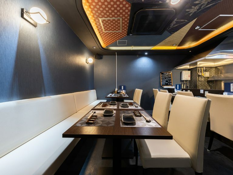 駅チカでオシャレな雰囲気。白と黒をベースとしたハイセンスな店