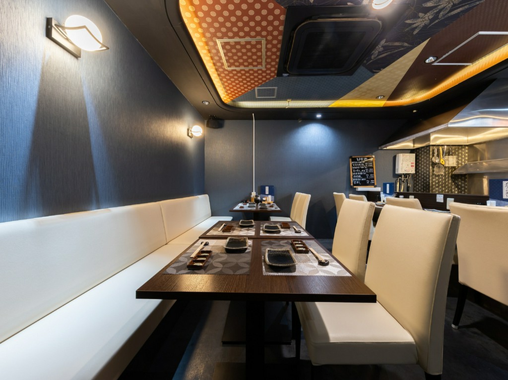 駅チカでオシャレな雰囲気。白と黒をベースとしたハイセンスな店