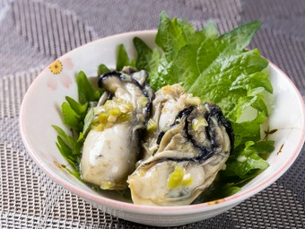 牡蠣に新鮮なわさびを和えた絶品メニュー。お酒が合う人気の一品『広島県産カキわさび』