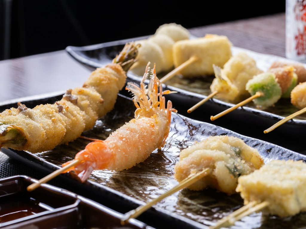 新鮮な食材を揚げたてで堪能。ソースや塩など約10種類の薬味で楽しむ『串揚げ各種』