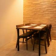 美味しい料理と楽しい時間が心置きなく堪能出来るプライベート空間。こだわりの旬の味を酒と共に。ごゆっくりとお過ごしください。