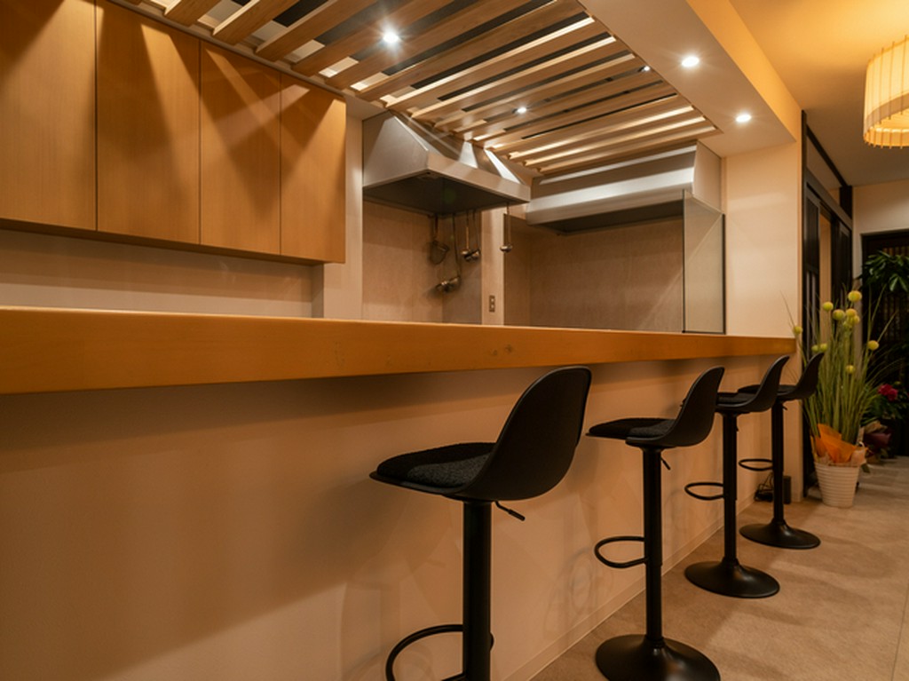 ゆったりと構えたカウンターは、料理人の仕事ぶりが目に入る。