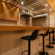 お一人様からでもご来店いただけるカウンター席もご用意しております。素材の味を活かした繊細な味わいの和の料理コースを楽しみながら堪能するのも、また良し