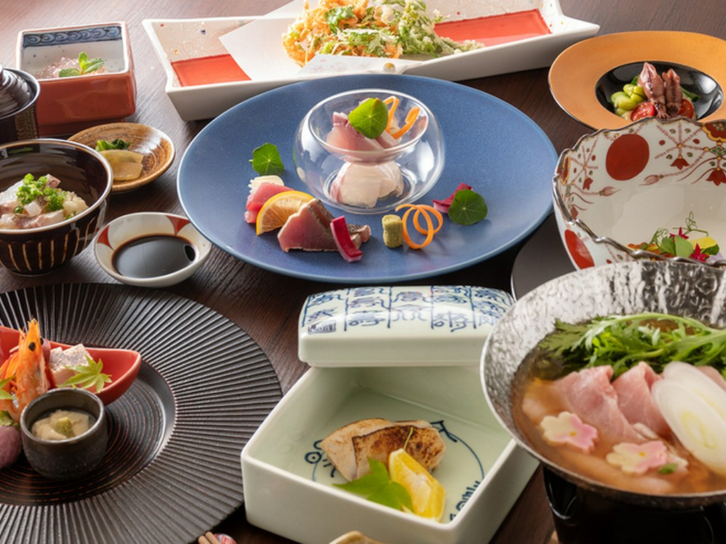 高知の風土や季節の恵みの活かし方を知り尽くす主人・芝誠司による「おまかせコース」です。