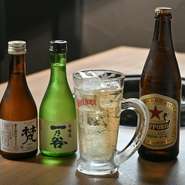 アルコール類は、料理に合う日本酒をはじめ、焼酎・ウイスキー・カクテルなど豊富にラインナップされています。コース料理には飲み放題の追加も可能で、満足度の高い宴を演出します。