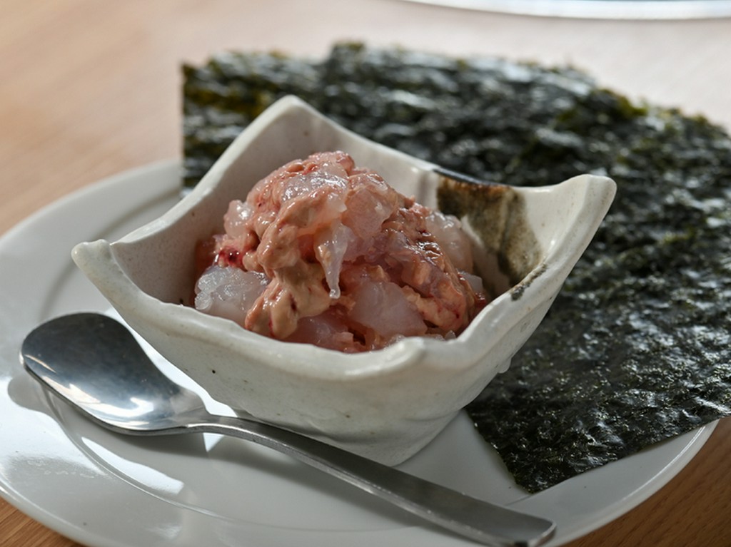 フォアグラにも似た濃厚な味わい。芳醇な風味の肝とコリコリの刺身『カワハギの肝和え～焼き海苔付き～』