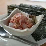 新鮮なカワハギを使用した人気の一品。濃厚で芳醇な風味の肝とコリコリの刺身の食感は格別です。内臓系が苦手という方でも別格。フォアグラにも似た濃厚な味わいが楽しめます。
