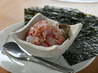 フォアグラにも似た濃厚な味わい。芳醇な風味の肝とコリコリの刺身『カワハギの肝和え～焼き海苔付き～』