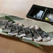 上質なうなぎの産地として知られる、愛知県三河一色から毎日直送される国産鰻を使用。卓上ロースターで焼き上げれば、外はパリパリ、中はフワフワの食感が楽しめます。