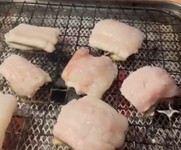 400g以上の特大サイズの伝助穴子を使用。人気と実力の看板メニュー『生穴子~山陰伝助穴子(トロ穴子)~』