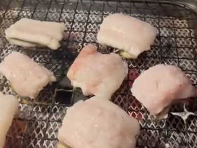 400g以上の特大サイズの伝助穴子を使用。人気と実力の看板メニュー『生穴子～山陰伝助穴子（トロ穴子）～』