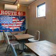 インダストリアルな雰囲気漂うコンテナハウスは、親しみやすい雰囲気で、居心地抜群。都会的なムード漂う店内で、ゆったりとした時間を過ごせ、リラックスした気分にさせてくれます。