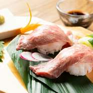 生の肉が苦手な方でも楽しめる肉寿司。サシがしっかりと入った三角バラをじっくり1時間低温加熱し、中までしっかり火を通してあり、口の中でとろけてなくなってしまうような食感です。仙台牛などの国産牛を使用。
