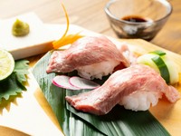 生の肉が苦手な方でも楽しめる肉寿司。サシがしっかりと入った三角バラをじっくり1時間低温加熱し、中までしっかり火を通してあり、口の中でとろけてなくなってしまうような食感です。仙台牛などの国産牛を使用。
