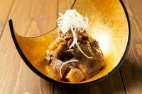 国産牛の牛すじを煮込み、煮込み、ひたすら柔らかくなるまで煮込んだ一品です。味噌仕立ての味付けに仕上げております。