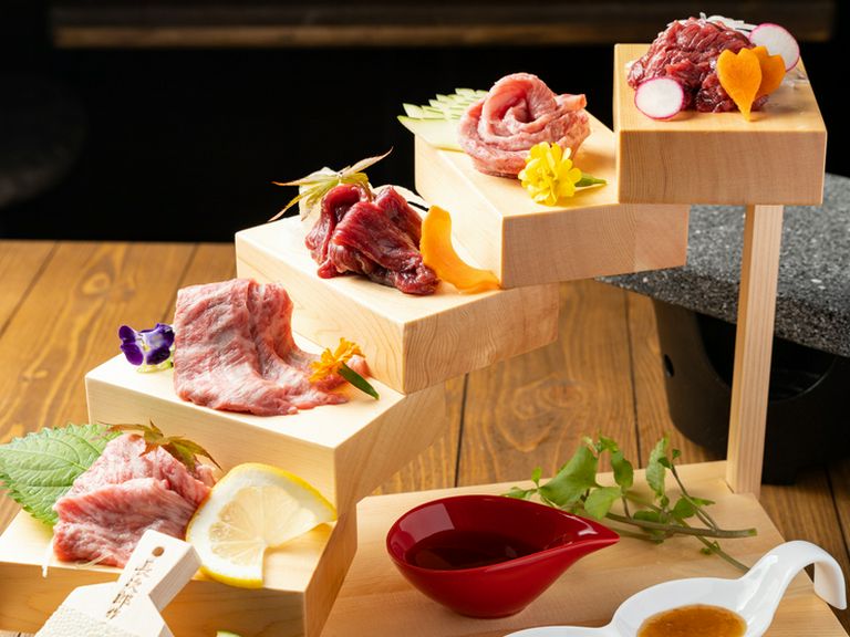 華やかな盛付けに目でも魅了される『黒毛和牛5種の溶岩焼き 』予約制なので是非お電話で!