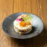 プチケーキをイメージしたポテトサラダです。ポテトサラダの間にはザクザクオニオンチップがたっぷり敷き詰められてます。