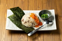 ゴロゴロ肉の入ったニンニクの香りがたまらないガーリックライスにいくらを乗っけちゃいました！