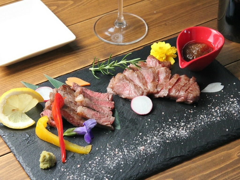 黒毛和牛2種のステーキ盛り合わせ