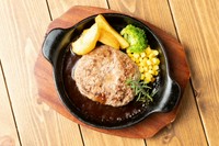 仙台牛の挽き肉を使用したハンバーグ！肉汁が溢れ出します！一日で品切れになる程人気なメニューです