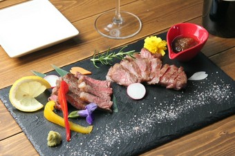 黒毛和牛2種のステーキ盛り合わせ