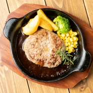 仙台牛の挽き肉を使用したハンバーグ！肉汁が溢れ出します！