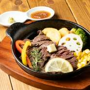 王道海外ブランド、ブラックアンガスのハラミ肉です。程よいサシに柔らかさは自信を持って提供できます。
掲載されているのは100gの価格で50gごとに500円頂きます。