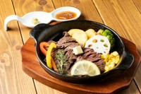 王道海外ブランド、ブラックアンガスのハラミ肉です。程よいサシに柔らかさは自信を持って提供できます。
掲載されているのは100gの価格で50gごとに500円頂きます。