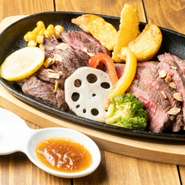 熟成肉と人気海外ブランド牛を食べ比べる事ができる鉄板プレートです！
内容は200gとなっておりまして、少しお得で2種類のお肉を堪能することが出来るプレートとなっております。