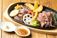 熟成肉と人気海外ブランド牛を食べ比べる事ができる鉄板プレートです！
内容は200gとなっておりまして、少しお得で2種類のお肉を堪能することが出来るプレートとなっております。
