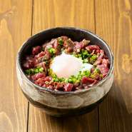 柔らかな黒毛和牛の赤身肉を贅沢にユッケ丼にしちゃいました！こちら生ではなく一度ローストしております！お昼で1、2位を争うくらい人気なメニューです。