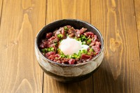 柔らかな黒毛和牛の赤身肉を贅沢にユッケ丼にしちゃいました！こちら生ではなく一度ローストしております！お昼で1、2位を争うくらい人気なメニューです。