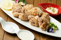 ピリ辛油淋鶏ソースと自家製タルタルの2種類で楽しんでいただく唐揚げランチです。
かなりご飯が進みます。