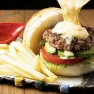 仙台牛を使ったパテにアボカドやトマトなどたっぷりお野菜を敷き詰めて、トドメにとろーりチーズをかけたハンバーガーです！
人気No.1ハンバーガーです。