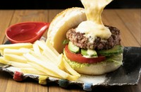 仙台牛を使ったパテにアボカドやトマトなどたっぷりお野菜を敷き詰めて、トドメにとろーりチーズをかけたハンバーガーです！
人気No.1ハンバーガーです。
