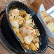 海老と貝柱とマッシュルームのアヒージョ（バケット付き）