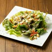 パルミジャーノと温泉卵のザクザクサラダ