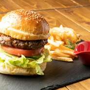 黒毛和牛パテを使った照り焼きバーガーです。