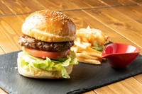黒毛和牛パテを使った照り焼きバーガーです。