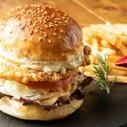 バカデカ揚げチキンと自家製タルタルのバーガーです！揚げたてのチキンがとってもジューシーです！