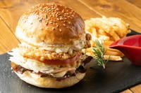 バカデカ揚げチキンと自家製タルタルのバーガーです！揚げたてのチキンがとってもジューシーです！
