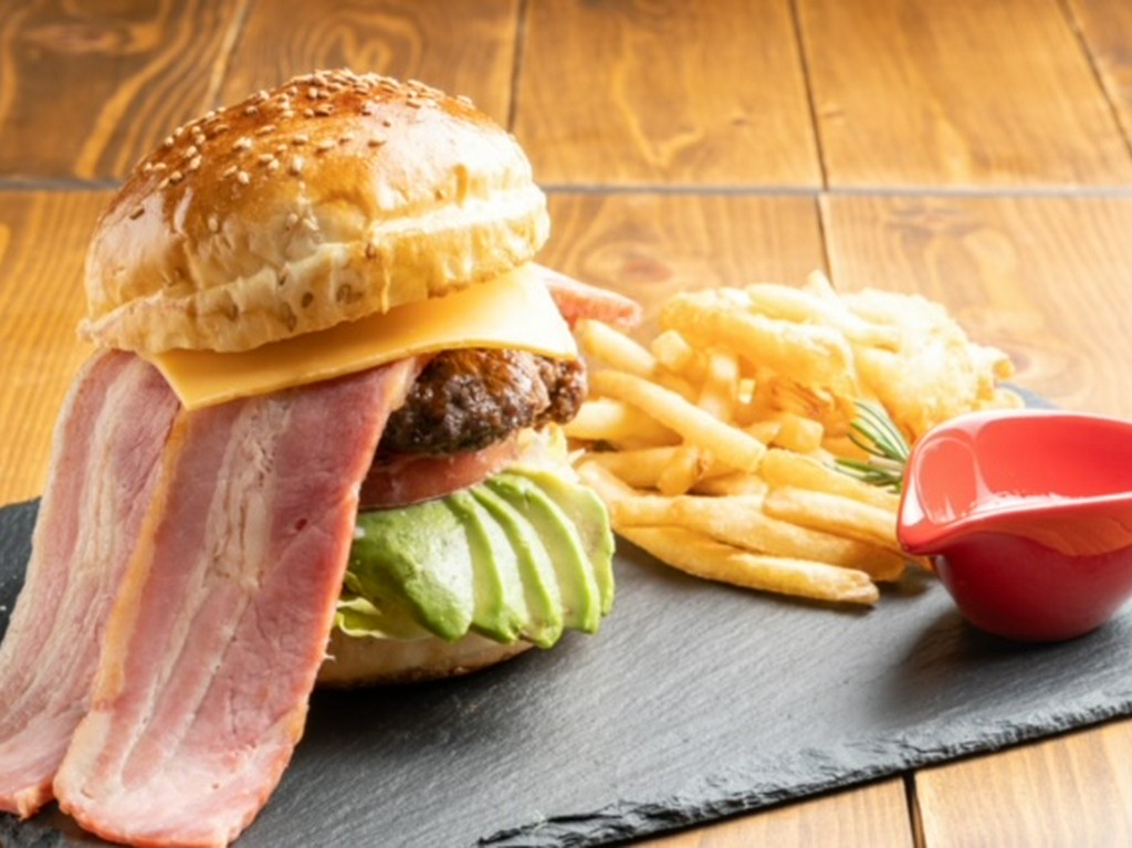 ハミ出るベーコンとアボカドバーガー